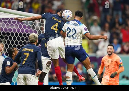 10. Dezember 2022: AL KHOR, KATAR - 10. DEZEMBER: Raphael Varane von Frankreich kämpft mit Jude Bellingham von England um den Ball während des 2022. Viertelfinalspiels der FIFA-Weltmeisterschaft Katar zwischen England und Frankreich im Al Bayt Stadium am 10. Dezember 2022 in Al Khor, Katar. (Kreditbild: © Florencia Tan Jun/PX Imagens via ZUMA Press Wire) Kredit: ZUMA Press, Inc./Alamy Live News Stockfoto