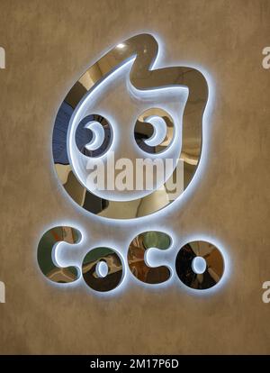 Nahaufnahme des Schilds „Coco Fresh Tea and Juice Store“. Beliebter taiwanesischer Tapioka-Laden Coco in Vancouver, BC, Kanada. Der Laden ist berühmt für taiwanesisches Tapioka Stockfoto