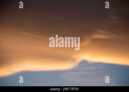 Die Linsenwolken bei Sonnenuntergang sind ein häufiger Anblick im Owens Valley der Eastern Sierra in Kalifornien, nahe Bishop. Stockfoto