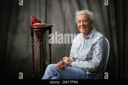 90 Jahre alt, aber immer noch aktiv ist Joan. Sie lebt allein und unabhängig und genießt das Leben im Freien am Meer Australiens. Stockfoto