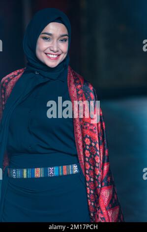 Schöne Frau in schwarzem Hijab in Batik aus Jambi, Indonesien. Stockfoto