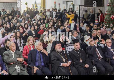 Gaza, Palästina. 10.. Dezember 2022. Palästinenser besuchen eine Weihnachtsbaumbeerhitzung in Gaza City. Die Veranstaltung wurde von der Nichtregierungsorganisation NRO Young Men's Christian Association (YMCA) organisiert. (Foto: Mahmoud Issa/SOPA Images/Sipa USA) Guthaben: SIPA USA/Alamy Live News Stockfoto