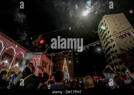 Gaza, Palästina. 10.. Dezember 2022. Palästinenser besuchen eine Weihnachtsbaumbeerhitzung in Gaza City. Die Veranstaltung wurde von der Nichtregierungsorganisation NRO Young Men's Christian Association (YMCA) organisiert. (Foto: Mahmoud Issa/SOPA Images/Sipa USA) Guthaben: SIPA USA/Alamy Live News Stockfoto