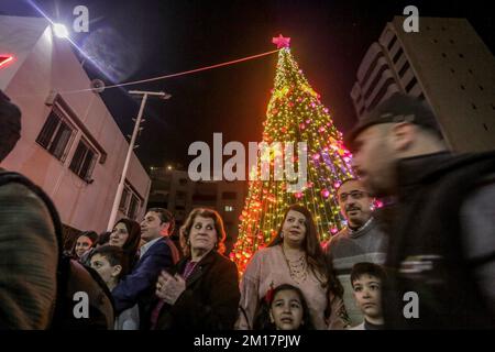 Gaza, Palästina. 10.. Dezember 2022. Palästinenser besuchen eine Weihnachtsbaumbeerhitzung in Gaza City. Die Veranstaltung wurde von der Nichtregierungsorganisation NRO Young Men's Christian Association (YMCA) organisiert. (Foto: Mahmoud Issa/SOPA Images/Sipa USA) Guthaben: SIPA USA/Alamy Live News Stockfoto