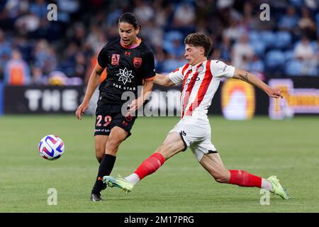 Sydney, Australien. 10.. Dezember 2022. Jordon Bos von Melbourne City tritt am 10. Dezember 2022 im Allianz Stadium mit Aaron Gurd vom FC Sydney um den Ball an. Gutschrift: IOIO IMAGES/Alamy Live News Stockfoto