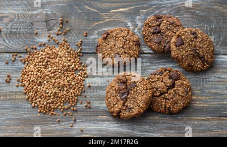 Gesunde glutenfreie Buchweizenkekse mit Schokolade auf einem Holztisch Stockfoto