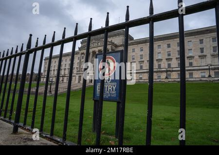 Belfast City, County Antrim, Nordirland, November 30. 2022. Vor dem Stormont, Northern Irish House of Parliament, Blick vor den Toren Stockfoto