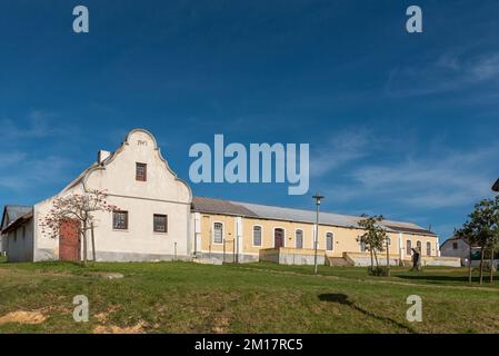 Elim, Südafrika - 21. September 2022: Eine Straßenszene mit einem historischen Gebäude in Elim, in der Provinz Westkap Stockfoto