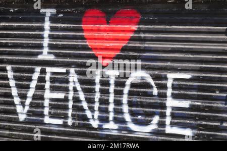 Popular I Love Venice Graffiti, das an der Tür eines lokalen Geschäfts auf der Promenade von Venice Beach geschrieben wurde Stockfoto