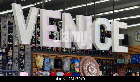 Großes beleuchtetes Venedig-Schild in einem lokalen Souvenirladen auf der Promenade in Venice Beach in der Nähe von Muscle Beach Stockfoto