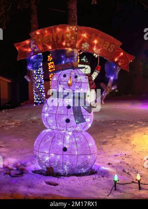 Beleuchteter Schneemann an einem Winterabend in St. Croix Falls, Wisconsin, USA. Stockfoto