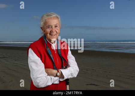 90 Jahre alt, aber immer noch aktiv ist Joan. Sie lebt allein und unabhängig und genießt das Leben im Freien am Meer Australiens. Stockfoto