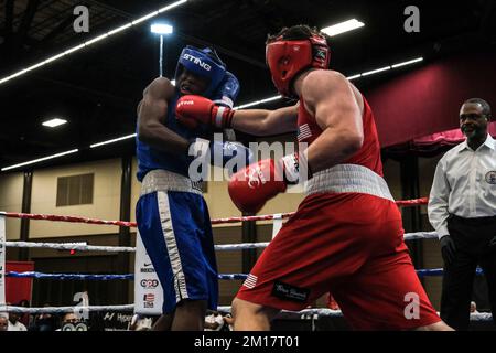 Lubbock, TX, USA. 10.. Dezember 2022. Action zwischen Nathan Lugo von Marietta, GA (rot) und Theon Davis aus Chicago, IL, in ihrem Elite Male 176lb-Meisterschaftsspiel. Lugo wurde einstimmig zum Gewinner erklärt. (Kreditbild: © Adam DelGiudice/ZUMA Press Wire) Kredit: ZUMA Press, Inc./Alamy Live News Stockfoto