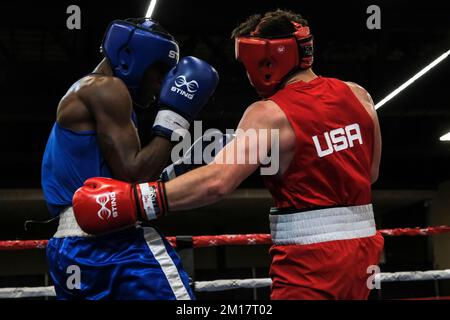 Lubbock, TX, USA. 10.. Dezember 2022. Action zwischen Nathan Lugo von Marietta, GA (rot) und Theon Davis aus Chicago, IL, in ihrem Elite Male 176lb-Meisterschaftsspiel. Lugo wurde einstimmig zum Gewinner erklärt. (Kreditbild: © Adam DelGiudice/ZUMA Press Wire) Kredit: ZUMA Press, Inc./Alamy Live News Stockfoto