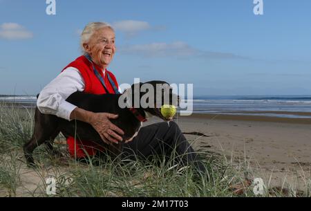 90 Jahre alt, aber immer noch aktiv ist Joan. Sie lebt allein und unabhängig und genießt das Leben im Freien am Meer Australiens. Stockfoto