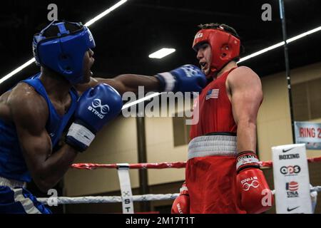 Lubbock, TX, USA. 10.. Dezember 2022. Action zwischen Nathan Lugo von Marietta, GA (rot) und Theon Davis aus Chicago, IL, in ihrem Elite Male 176lb-Meisterschaftsspiel. Lugo wurde einstimmig zum Gewinner erklärt. (Kreditbild: © Adam DelGiudice/ZUMA Press Wire) Kredit: ZUMA Press, Inc./Alamy Live News Stockfoto