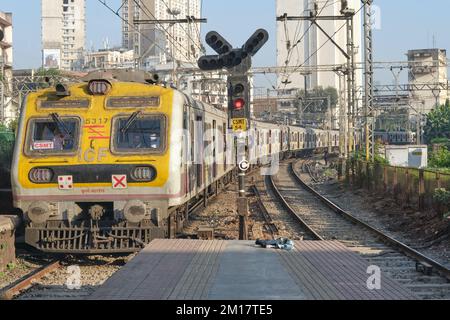 Ein Vorortzug der Central Line, der am Chhatrapati Shivaji Maharaj Terminus ankommt, dem geschäftigsten Bahnhof in Mumbai, Indien Stockfoto