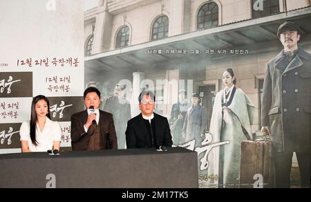 Kim Go-Eun, Chung Sung-Hwa und Yoon je-Kyoon, 8. Dezember 2022 : (L-R) Kim Go-Eun, Chung Sung-Hwa und Regisseur Yoon je-Kyoon nehmen nach einer Pressevorschau des Films "Hero" in Seoul, Südkorea, an einer Pressekonferenz Teil. Im kommenden südkoreanischen Musikdrama-Film geht es um den koreanischen Unabhängigkeitskämpfer Ahn Jung-Geun (1879-1910), der am 26. Oktober 1909 Ito Hirobumi, Japans erster Ministerpräsident und Generalstaatsanwalt von Korea, am Bahnhof Harbin in Nordchina ermordet hat. Ahn wurde im März 1910 im Alter von 31 Jahren hingerichtet. Japan besiedelte Korea von 1910 bis 1945. Kredit: Lee Jae-Won/AFLO/Alamy Live News Stockfoto