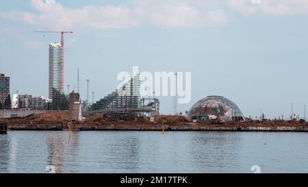 Ein Blick auf die Skyline des Leuchtturmbaus vor Ort am Hafen von Aarhus, Dänemark, am Wasser Stockfoto