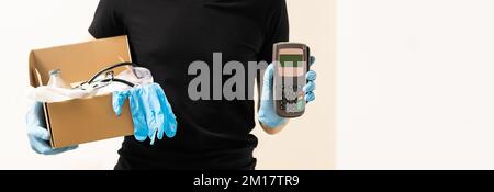 Lieferung von medizinischen Geräten an das Krankenhaus. Personen in Schutzanzügen übergeben Kisten. Stockfoto