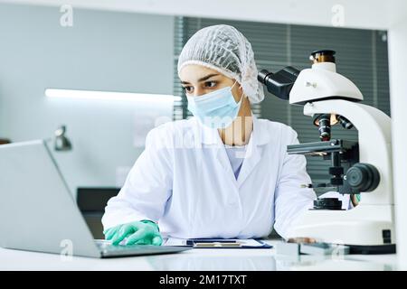 Porträt der jungen Frau aus dem Nahen Osten als Wissenschaftlerin im medizinischen Labor Stockfoto