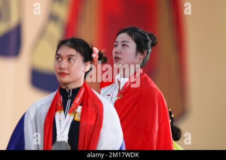 Bogota, Kolumbien. 10.. Dezember 2022. Pei Xinyi (R) aus China reagiert auf die Verleihung der Frauenveranstaltung 64kg bei der 2022. Gewichtheben-Weltmeisterschaft in Bogota, Kolumbien, am 10. Dezember 2022. Kredit: Wang Tiancong/Xinhua/Alamy Live News Stockfoto