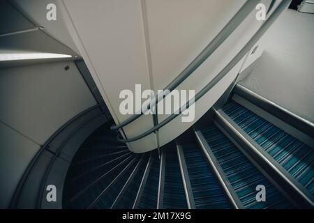 Wendeltreppe eines Flugzeuginnenraums. Stockfoto