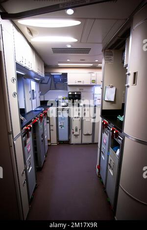 Der Ruhebereich in einem Flugzeug, das Kabinenbesatzungsdeck, Platz zur Aufbewahrung von Speisen und Getränken in einem Flugzeug. Stockfoto