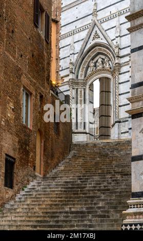 Siena, Italien - 28. November 2022: Treppen von der Altstadt bis zum Domplatz im historischen Siena Stockfoto