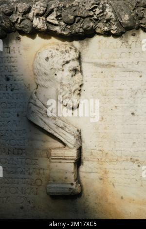 Relief auf einem Sarkophag in der antiken Stadt Aphrodisias in Geyre, Aydin, Turkiye Stockfoto