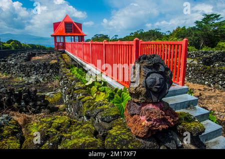 Roter Fußweg in den zum UNESCO-Weltkulturerbe gehörenden historischen Weinbergen im Weinmuseum von Pico, Insel Pico, Azoren, Portugal, Europa Stockfoto