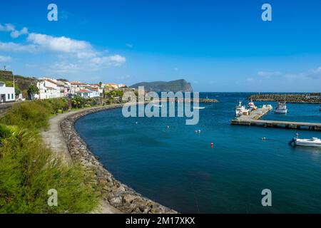 Überblicken Sie den Hafen von Sao Mateus de Calheta, die Insel Terceira, die Azoren, Portugal, Europa Stockfoto