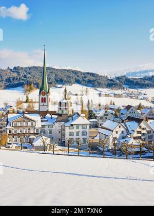 Schneebedeckter Blick auf das Dorf mit typischen Appenzell Häusern nach Süden mit der reformierten Kirche im Hintergrund, Gais, Appenzell Ausserrhoden, Schweiz, Stockfoto