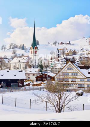 Schneebedeckter Blick auf das Dorf mit typischen Appenzell Häusern nach Süden mit der reformierten Kirche im Hintergrund, Gais, Appenzell Ausserrhoden, Schweiz, Stockfoto