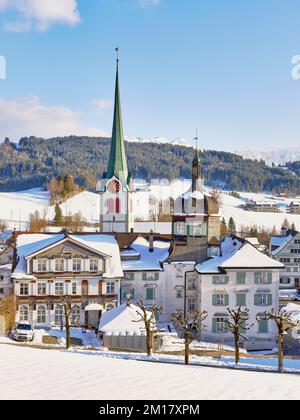 Schneebedeckter Blick auf das Dorf mit typischen Appenzell Häusern nach Süden mit der reformierten Kirche im Hintergrund, Gais, Appenzell Ausserrhoden, Schweiz, Stockfoto