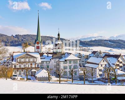 Schneebedeckter Blick auf das Dorf mit typischen Appenzell Häusern nach Süden mit der reformierten Kirche im Hintergrund, Gais, Appenzell Ausserrhoden, Schweiz, Stockfoto