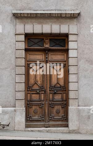 Alte, geschnitzte Holzeingangstür Stockfoto