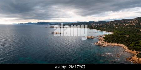 Panoramablick auf den Strand von Palombaggia und die hügelige Küste im Südosten Korsikas Stockfoto