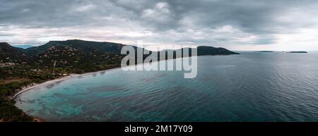 Panoramablick auf den Strand von Palombaggia und die hügelige Küste im Südosten Korsikas Stockfoto