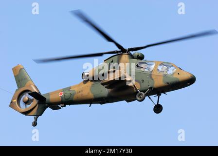 Präfektur Shizuoka, Japan - 10. Juli 2011: Japan Ground Self-Defense Force Kawasaki OH-1 Scout Helikopter. Stockfoto