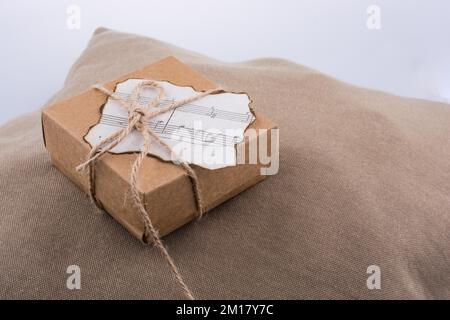 Noten auf einem verbrannten Papier auf braunem Hintergrund Stockfoto