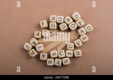 Papier und schreiben Würfel aus Holz Stockfoto