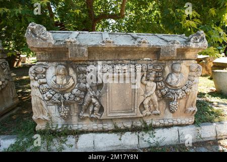 Sarkophag in der antiken Stadt Aphrodisias in Geyre, Aydin, Turkiye Stockfoto