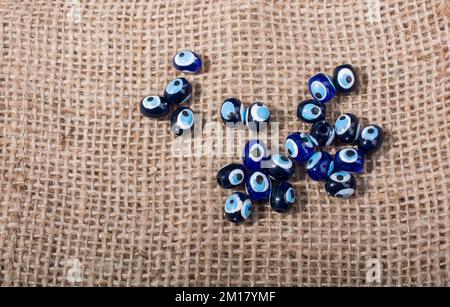 Türkische Evil eye Beads auf Leinwand Textur fabric Stockfoto