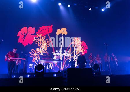 Barcelona, Katalonien, Spanien. 10.. Dezember 2022. Die Musikgruppe aus der Stadt Gandia, in der Nähe von Valencia, wiederholt ihr letztes Konzert ihrer Tour im Palau Sant Jordi, der größten Konzerthalle in Barcelona mit mehr als 20.000 Personen (Kredit: © Eric Renom/ZUMA Press Wire) Kredit: ZUMA Press, Inc./Alamy Live News Stockfoto