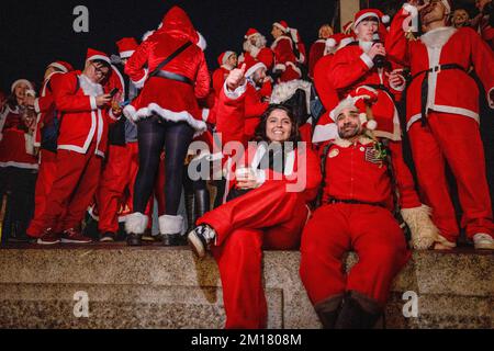 London, Großbritannien. 10.. Dezember 2022. Teilnehmer sahen vor der Parade am Trafalgar Square posieren. Santacon ist eine jährliche gemeinnützige, nicht politische, nicht religiöse und unsinnige Weihnachtsparade, die jeden Dezember in London stattfindet. Kredit: SOPA Images Limited/Alamy Live News Stockfoto