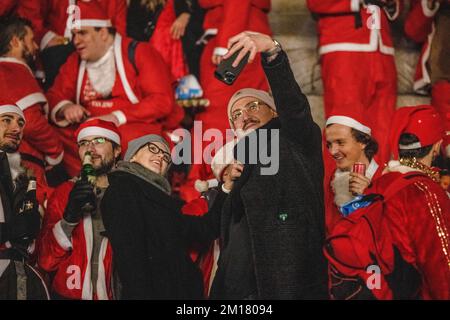 London, Großbritannien. 10.. Dezember 2022. Die Öffentlichkeit sieht Selfie mit den Weihnachtsmannfreunden. Santacon ist eine jährliche gemeinnützige, nicht politische, nicht religiöse und unsinnige Weihnachtsparade, die jeden Dezember in London stattfindet. Kredit: SOPA Images Limited/Alamy Live News Stockfoto