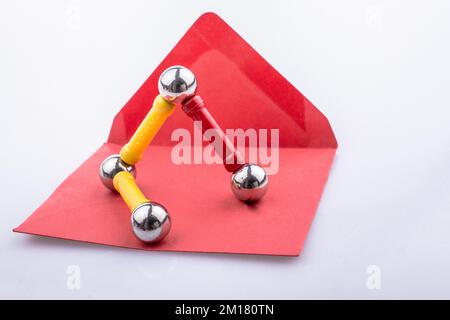 Magnetische Spielbügel und magnetische Kugeln auf rotem Umschlag Stockfoto