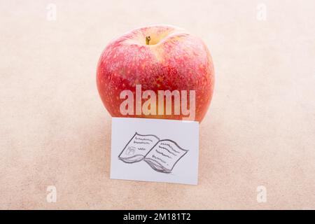 Zurück zum Thema Schule mit einem roten Apfel Stockfoto