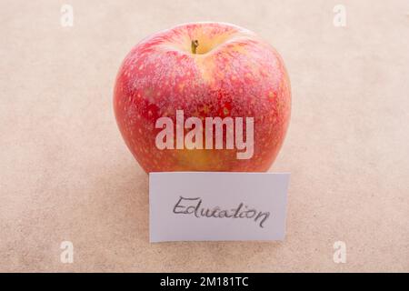 Zurück zum Thema Schule mit einem roten Apfel Stockfoto